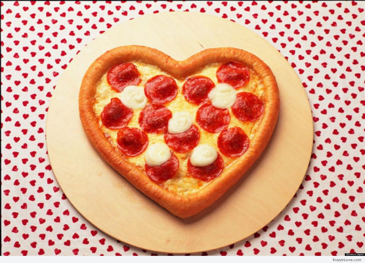 Обожаю вкусно. Пицца пепперони сердце. Пицца в форме сердца. Еда в форме сердечка. Блюда в виде сердечек.